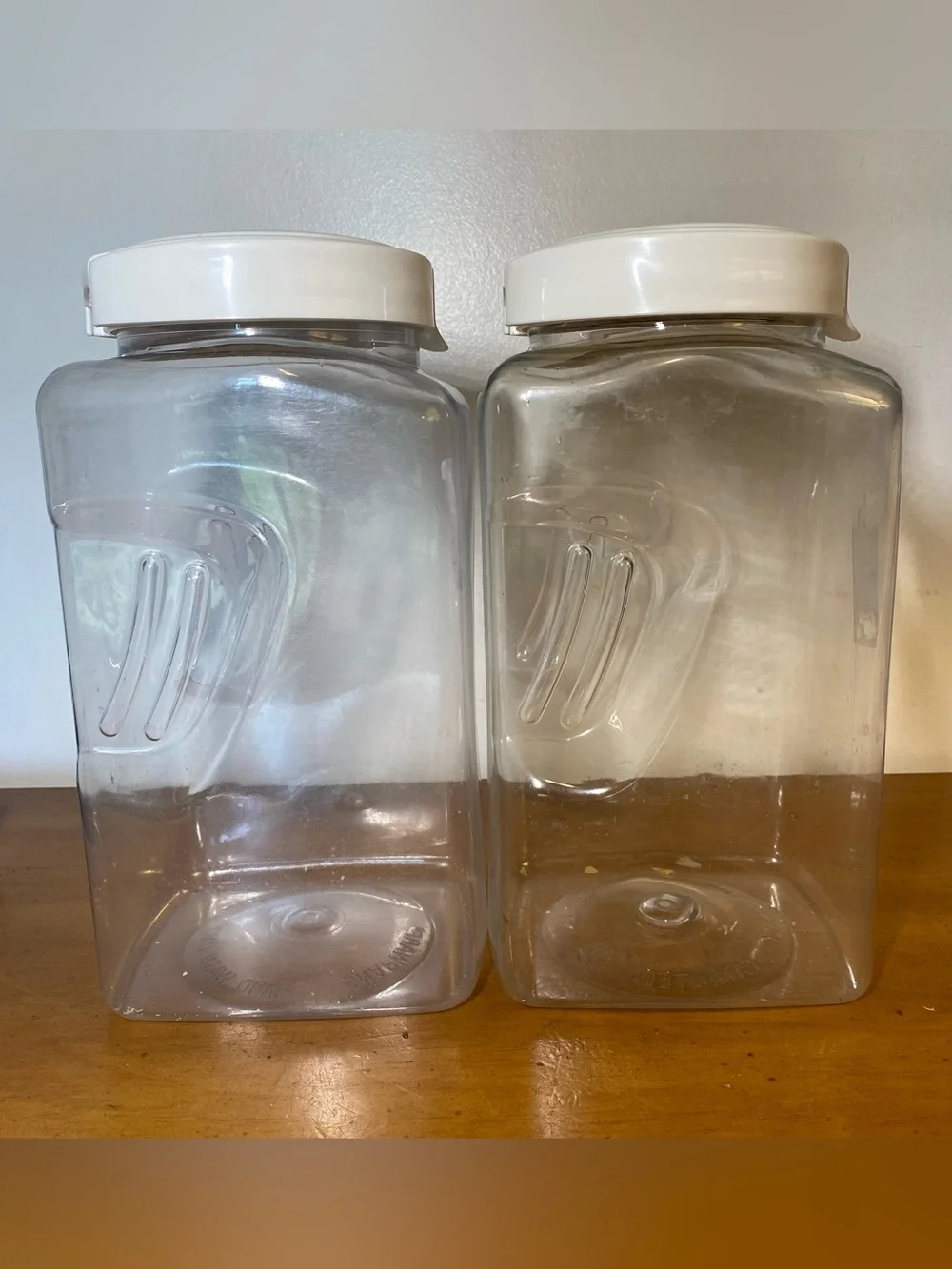 Snapware 10 Cup Plastic Food Storage Canisters Containers White Clear set of 2